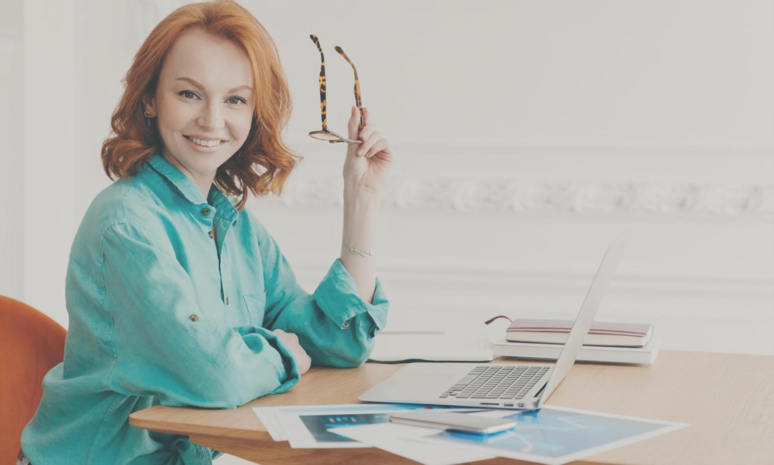 Espace de travail organisé avec documents financiers et ordinateur